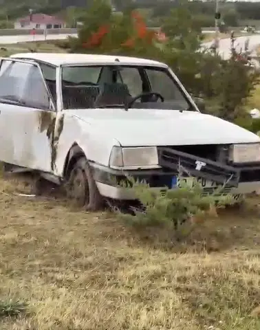 Elazığ Bingöl kara yolunda otomobil refüje çarptı