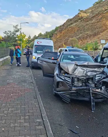 Bingöl'de iki aracın karıştığı kazada üç kişi yaralandı