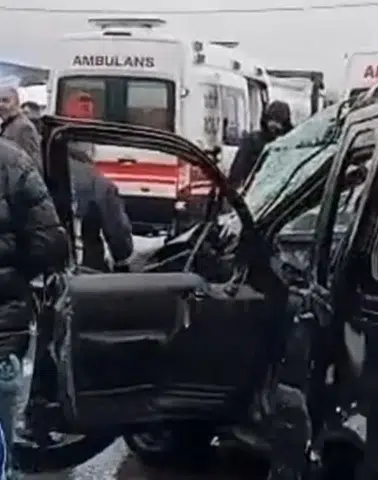 Van Muradiye yolunda tır ve hafif ticari araç çarpıştı