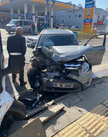 Siirt merkezde trafik kazası sonucu üç kişi yaralandı