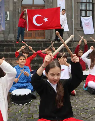 Diyarbakır tarihi surlarında Cumhuriyet coşkusu yaşandı