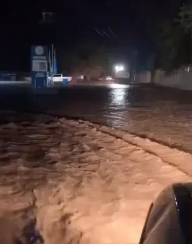 Şanlıurfa'da aniden bastıran sağanak hayatı felç etti