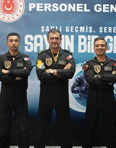 SOLOTÜRK pilotlarından gençlere gökyüzünü hedefleyin çağrısı