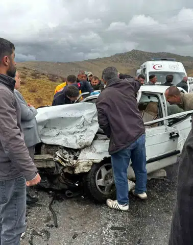 Bitlis Yolalan beldesinde iki otomobil kafa kafaya çarpıştı