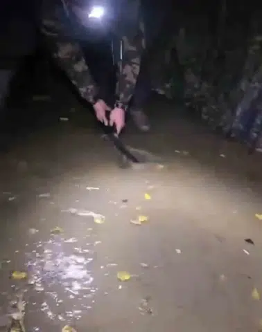 Hazar Gölü kıyısında kamp yapanlar fırtınaya hazırlıksız yakalandı