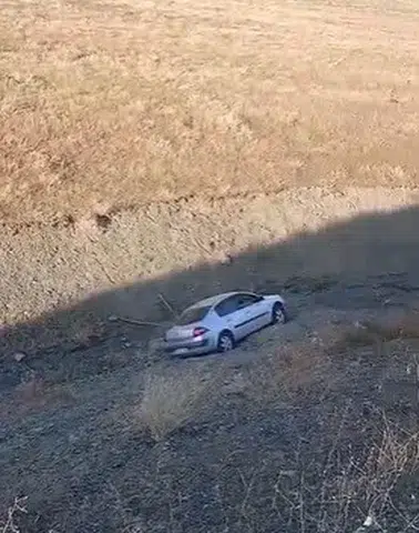 Elazığ Palu'da park halindeki otomobil dere yatağına yuvarlandı