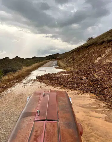 Elazığ'da sağanak yağış köy yolunu trafiğe kapattı