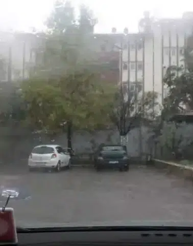 Tunceli'de sağanak yağış ve fırtına trafiği felç etti
