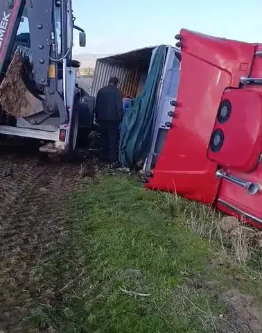 Elazığ Karakoçan yolunda pancar yüklü tır şarampole devrildi