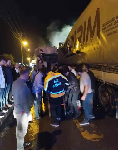 Bitlis Baykan kara yolunda tır kazası iki yaralı