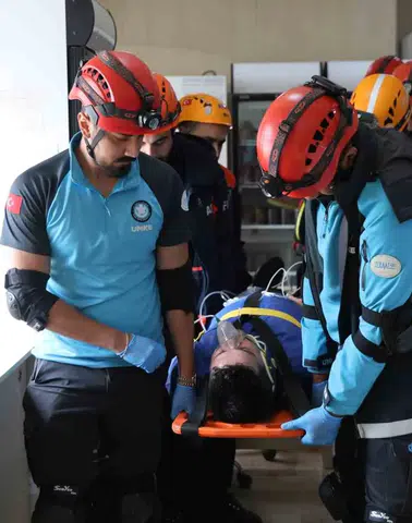 Elazığ Fırat Üniversitesi Hastanesinde gerçeği aratmayan afet tatbikatı