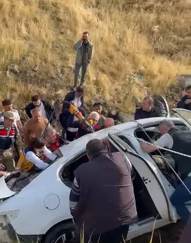 Elazığ'da kontrolden çıkan otomobil şarampole yuvarlandı