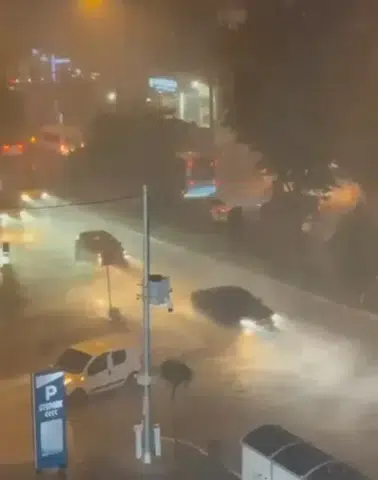 Mardin'de aniden bastıran sağanak ve dolu hayatı felç etti