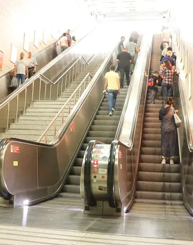 Mardin’de AVM kabusu: Yürüyen merdivene sıkışan 3 yaşındaki çocuğun parmağı koptu