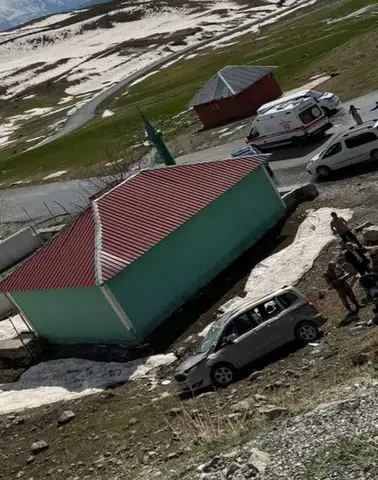 Hakkari yolunda araç şarampole uçtu 4 kişi yaralandı