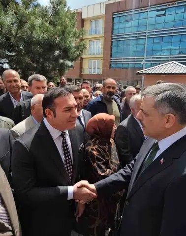 Bakan Çiftçi yıllar sonra Adilcevaz çarşısında esnafın kapısını çaldı