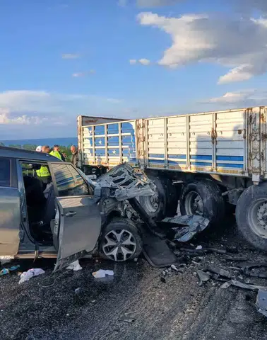 Tatvan yolunda iki araç çarpıştı 6 kişi yaralandı