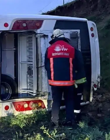 Van yolunda polisleri taşıyan araç devrildi