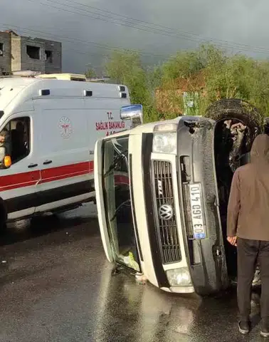 Muş’ta dolu yağışı yolları kayganlaştırdı minibüs yan yattı