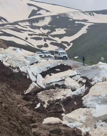 Muşta kapanan dağ yolu yeniden ulaşıma açıldı
