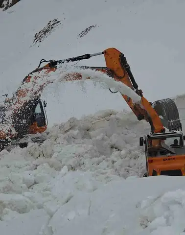 Van Bahçesaray yolunda karlar altı metreye ulaştı