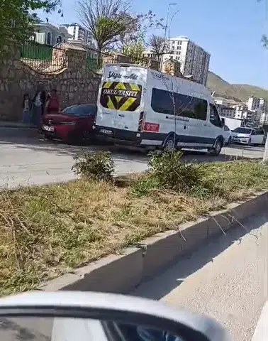 Elazığ’da öğrenci servisi trafiği hiçe saydı