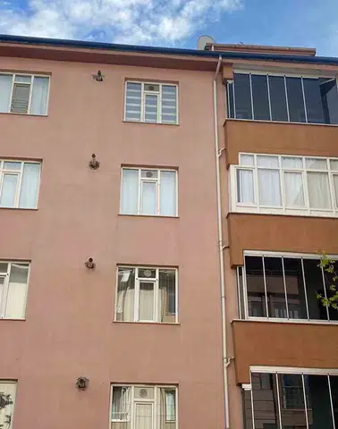 Elazığ’da apartmanın beşinci katından düşen genç kız hastaneye kaldırıldı
