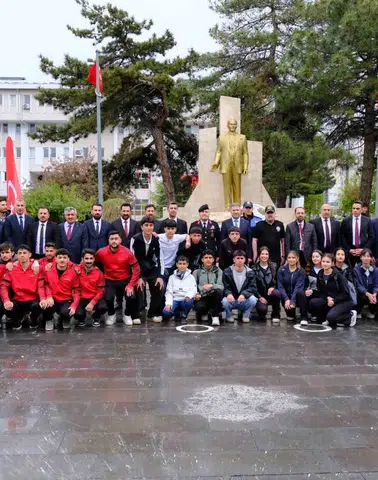 Van'da 19 Mayıs coşkusu çelenk sunumuyla başladı