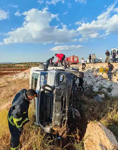 Kızılay aracı Mardin yolunda şarampole devrildi