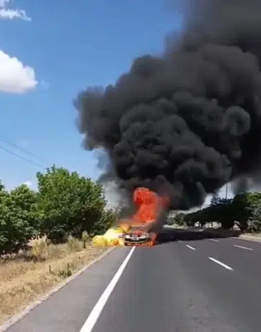 Elazığ yolunda seyir halindeki otomobil bir anda patladı