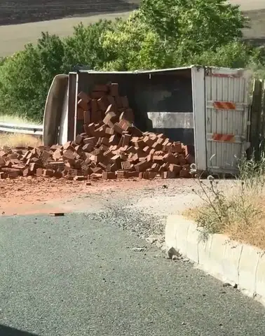 Elazığ yolunda kamyon kazası trafiği kilitledi