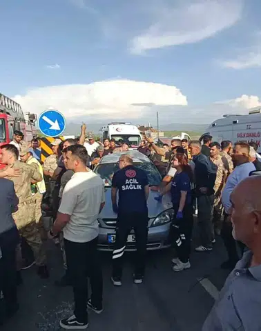Muradiye yolunda kaza 5 kişi yaralandı
