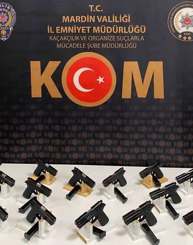 Mardin'de polis bir eve baskın düzenleyerek 13 tabanca yakaladı