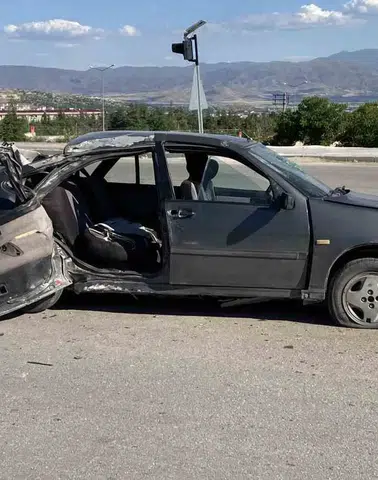 Elazığ’da kontrolden çıkan otomobil direğe çarptı 3 yaralı