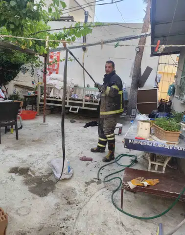 Batmanlı ailenin bahçesinden iki metrelik yılan çıktı