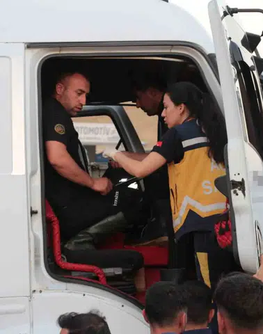 Cizre sanayi kavşağında iki tır çarpıştı