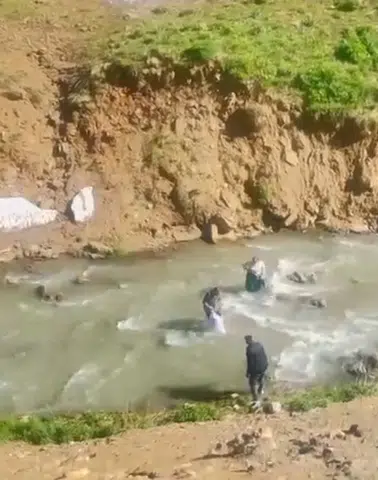 Yüksekova'da dereye giren kadın 3 saat boyunca mahsur kaldı