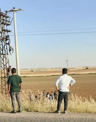 Şanlıurfa'da elektrik direğinde can pazarı yaşandı