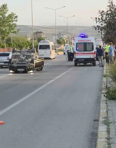 Van'da otomobil takla attı 2 yaralı