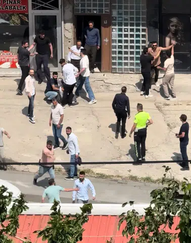 Şemdinli sokaklarında silahlı ve sopalı kavga dehşeti