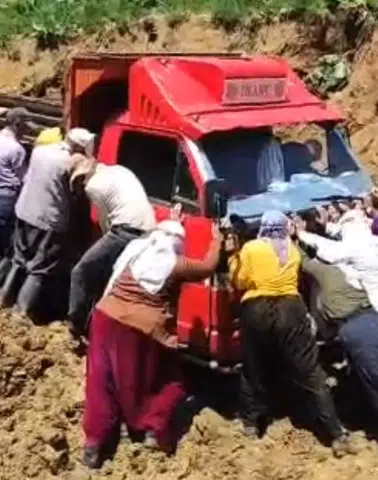 Yayla yolunda çamura saplanan kamyoneti kadınlar iterek kurtardı