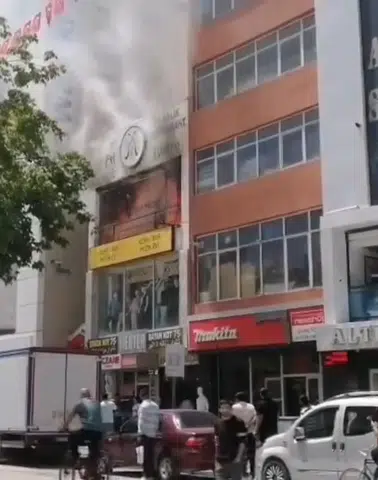 Van Cumhuriyet Caddesindeki bir eğlence mekanında çıkan yangın paniğe yol açtı