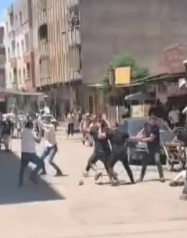 Viranşehir caddesinde taş ve sopaların konuştuğu kavga kameraya yansıdı