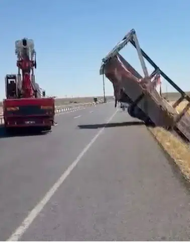 Şanlıurfa'da karpuz yüklü kamyon devrildi: 2 kişi yaralandı