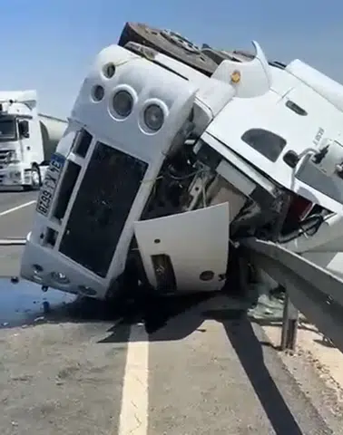 Silopi çevre yolunda kontrolden çıkan tanker devrildi