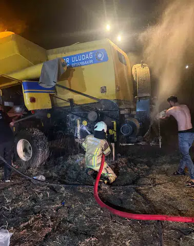 Hani ilçesindeki tarlada çalışan biçerdöver alevlere teslim oldu
