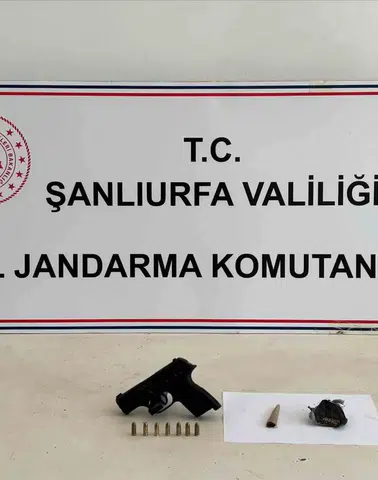 Suruç yolunda jandarma ekipleri iki şüpheliyi silah ve uyuşturucuyla yakaladı