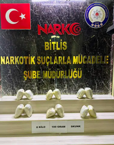 Bitlis merkezli operasyonda araçta 8 kilogram uyuşturucu bulundu