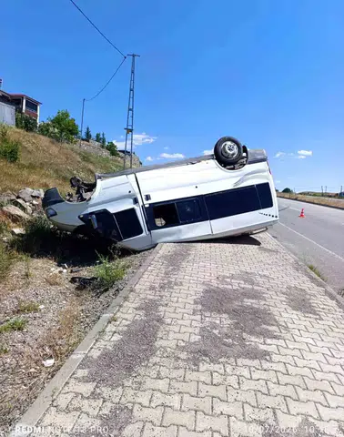 Karlıova yolunda kontrolden çıkan minibüs devrildi