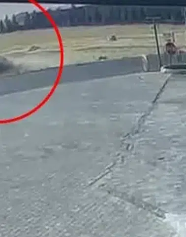 Derik ilçesinde kontrolden çıkan otomobil takla atarak ters döndü